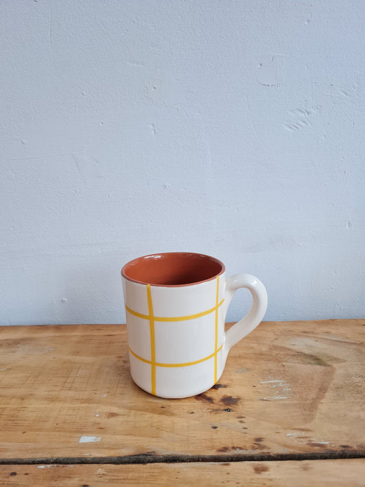 TAZA CUADROS AMARILLOS