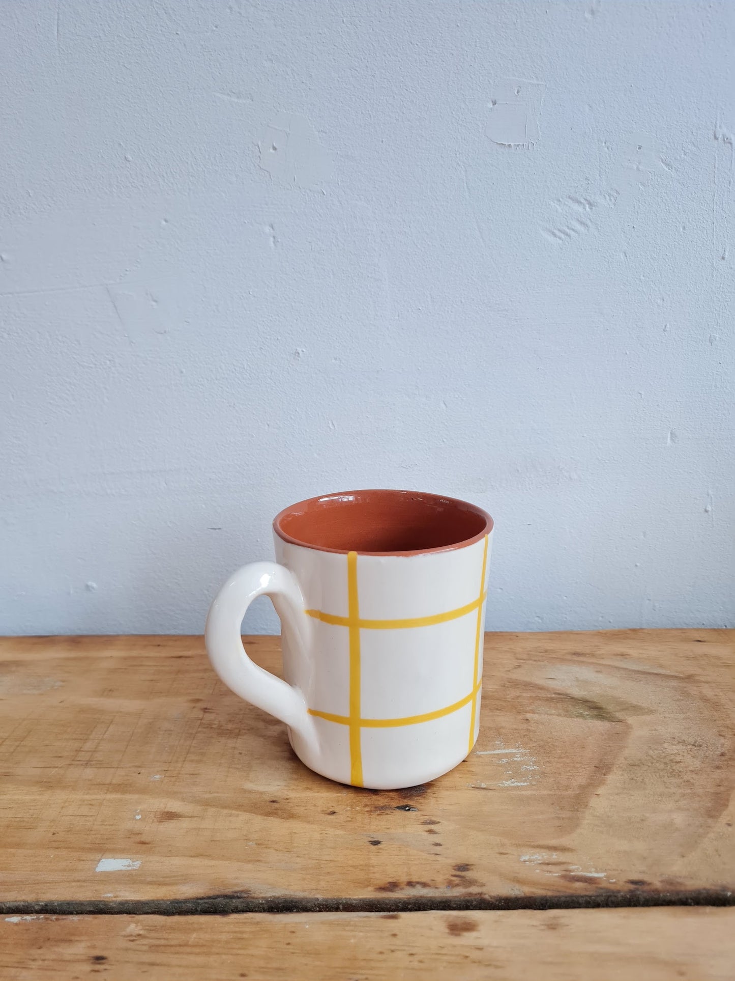 TAZA CUADROS AMARILLOS