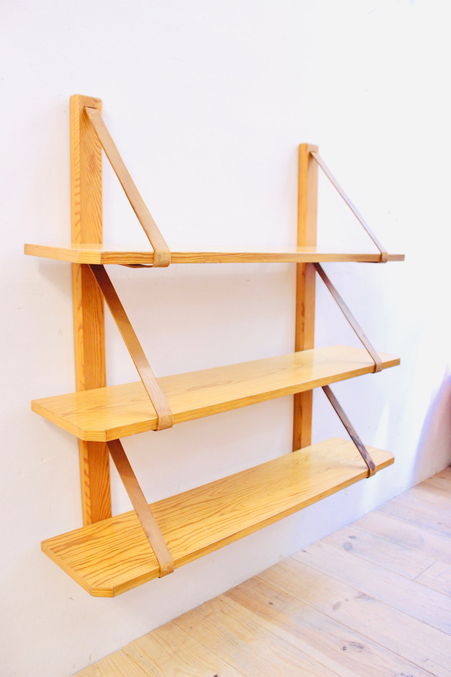 ESTANTERÍA DE PARED