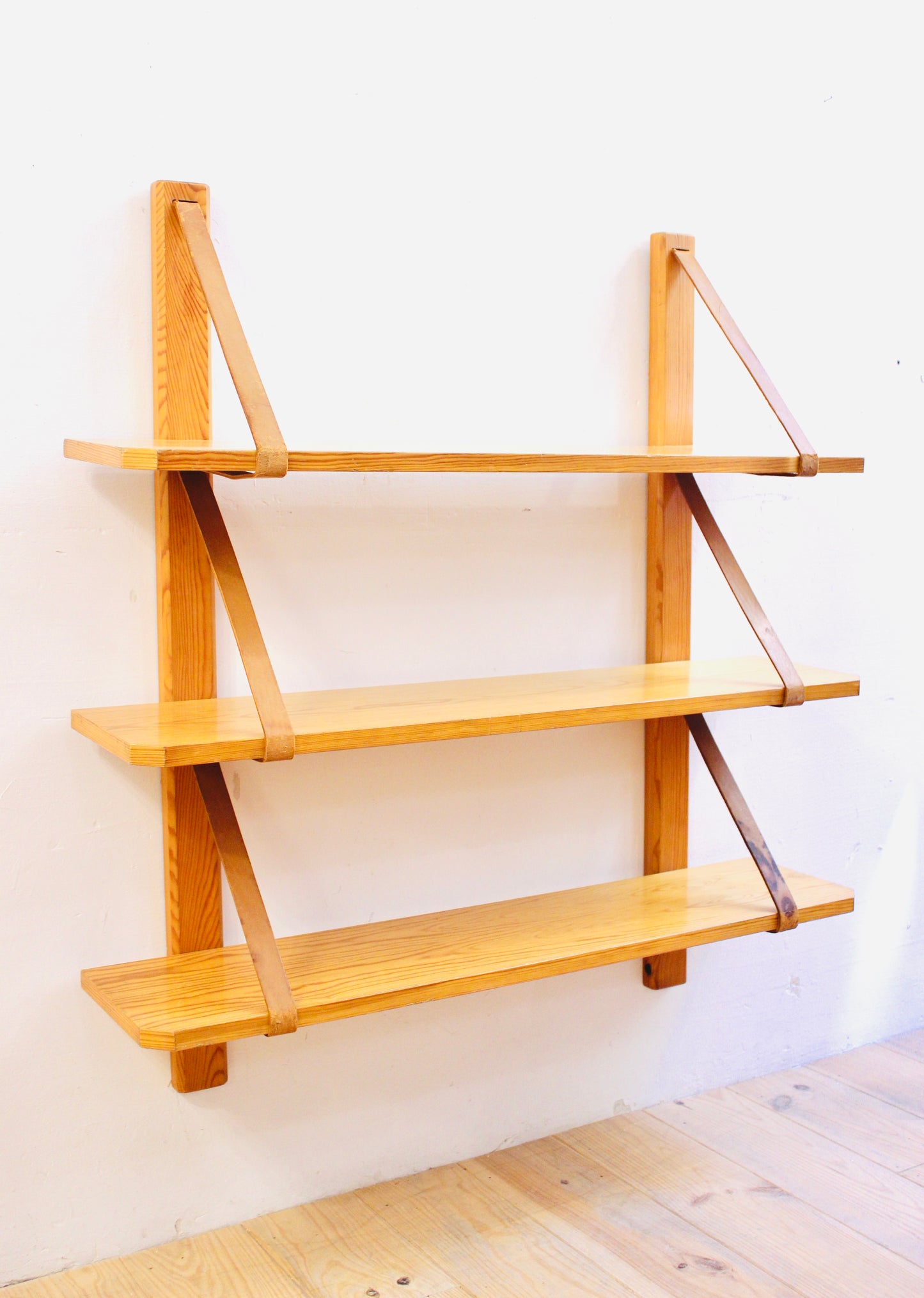 ESTANTERÍA DE PARED