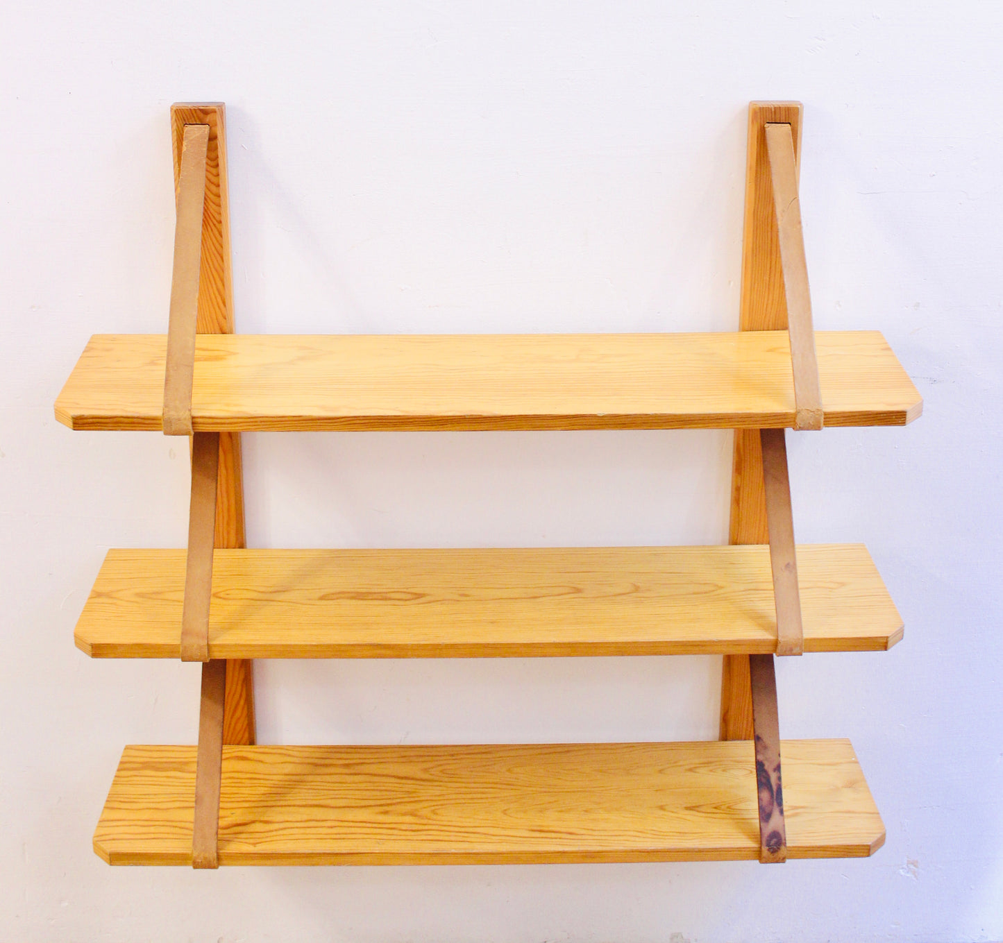 ESTANTERÍA DE PARED